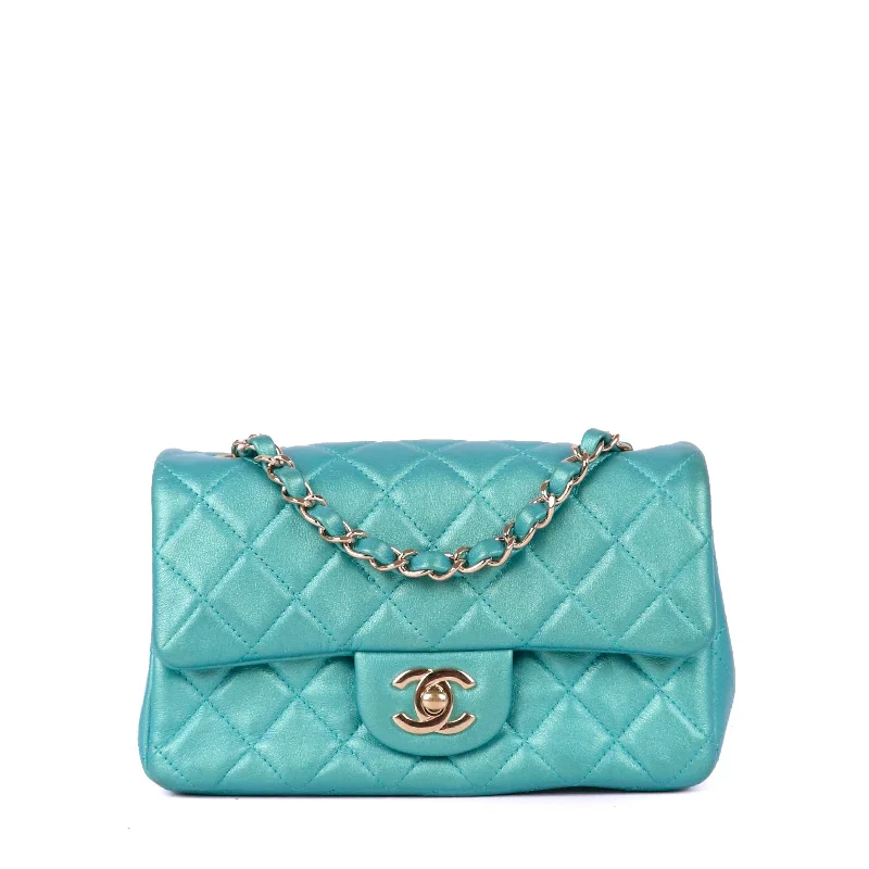 CHANEL - Sac à bandoulière Timeless mini bleu Tiffany