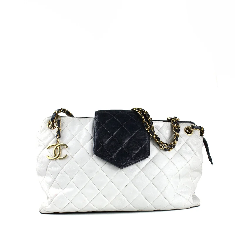 CHANEL - Sac cabas vintage avec breloque Chanel