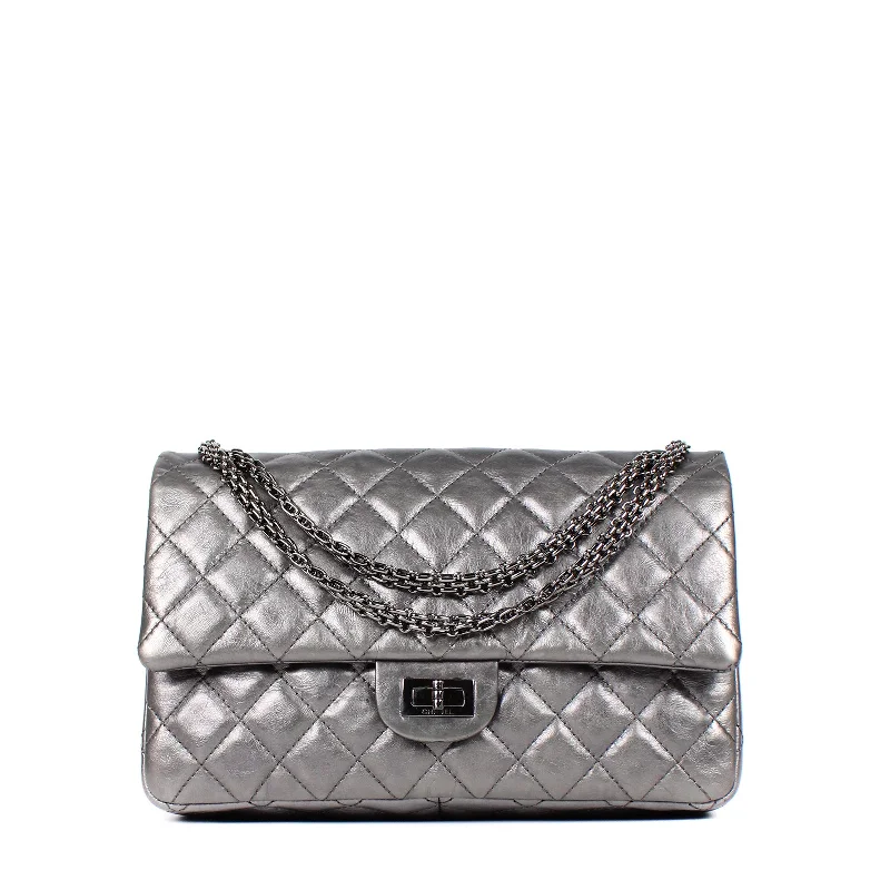 CHANEL - Sac 2.55 en cuir gris