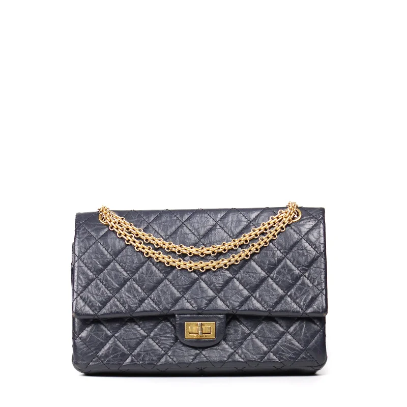 CHANEL - Sac 2.55 en cuir bleu nuit